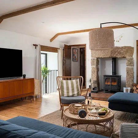 Porthcurno Barns, The Big Barn - Spacious & Cosy Cottage, Walk To Porthcurno Beach, Pedn Vouder & Minack Theatre *