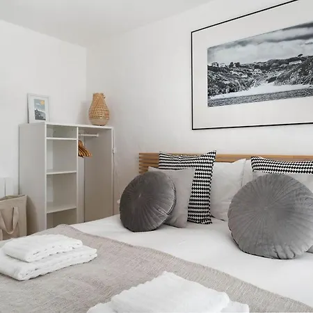 Porthcurno Barns, The Big Barn - Spacious & Cosy Cottage, Walk To Porthcurno Beach, Pedn Vouder & Minack Theatre * Penzance