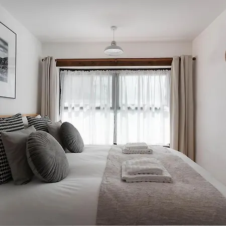 Porthcurno Barns, The Big Barn - Spacious & Cosy Cottage, Walk To Porthcurno Beach, Pedn Vouder & Minack Theatre * Penzance
