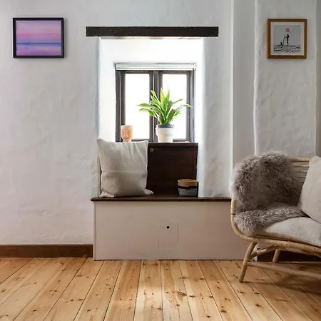 Porthcurno Barns, The Big Barn - Spacious & Cosy Cottage, Walk To Porthcurno Beach, Pedn Vouder & Minack Theatre Holiday home *