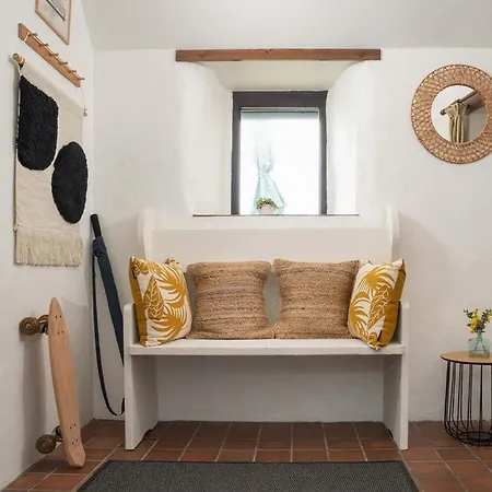 Porthcurno Barns, The Big Barn - Spacious & Cosy Cottage, Walk To Porthcurno Beach, Pedn Vouder & Minack Theatre *